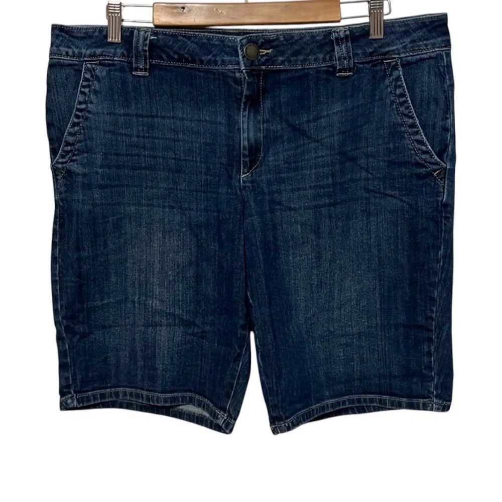 D2- Size 16 - Liz Claiborne Dark jean shorts classic fit stretchy pockets